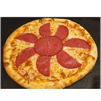 tomatensaus, kaas, salami en oregano