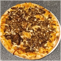 tomatensaus, kaas, shoarmavlees en oregano