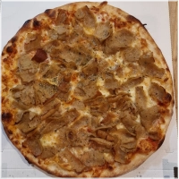 tomatensaus, kaas, dönervlees en oregano